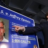Pour le juge Richard Berman (à droite), le gouvernement n'a pas démontré qu'il existait des circonstances particulières qui justifieraient la divulgation des documents émanant du grand jury, normalement tenus secrets (archives). KEYSTONE/EPA/JASON SZENES